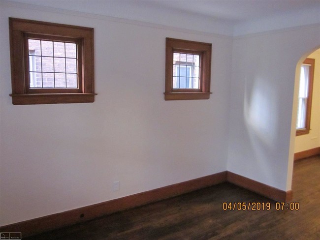 Building Photo - 1088 Beaconsfield Ave