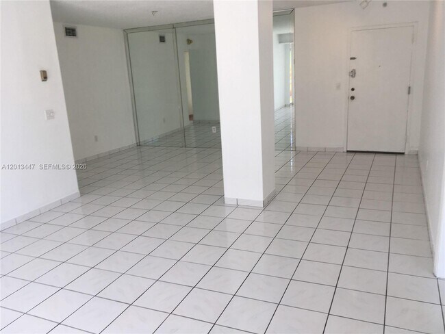 Foto del edificio - 77 Crandon Blvd