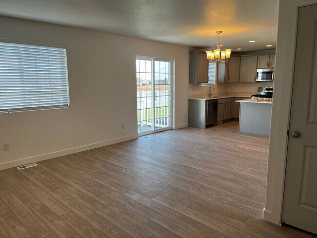 Building Photo - GET $500 OFF THE FIRST MONTHS RENT!!!!