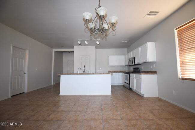 Building Photo - 1272 E Strawberry Dr