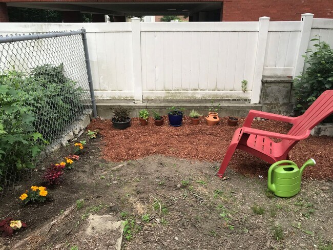 Photo - Huge 3 bed with in-unit laundry. House