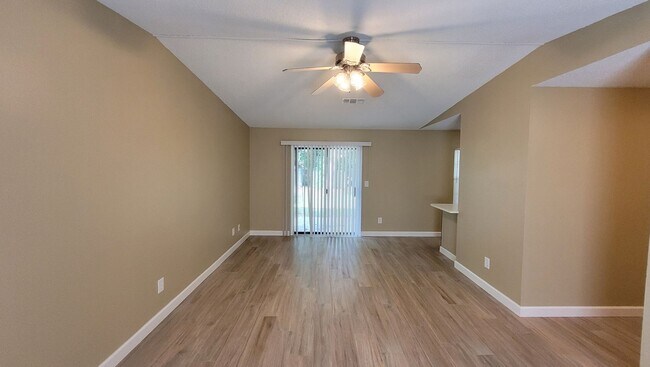 Foto del edificio - 2 bedroom 1 bath duplex available for rent!