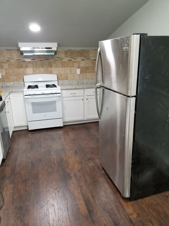 Kitchen - 402 W 1st St