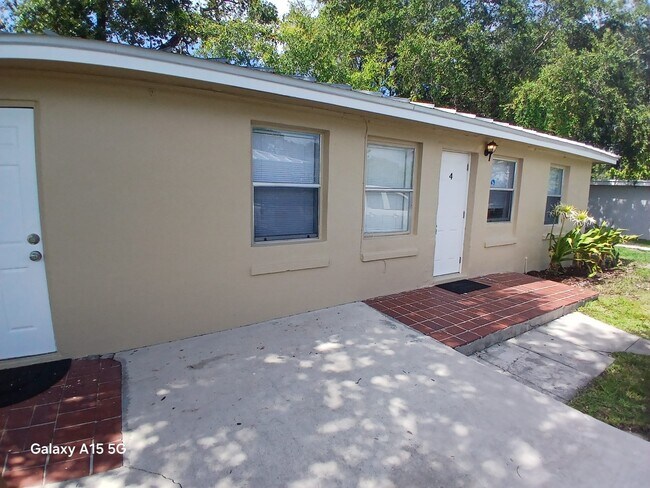 Foto del edificio - 1645 NE 149th St