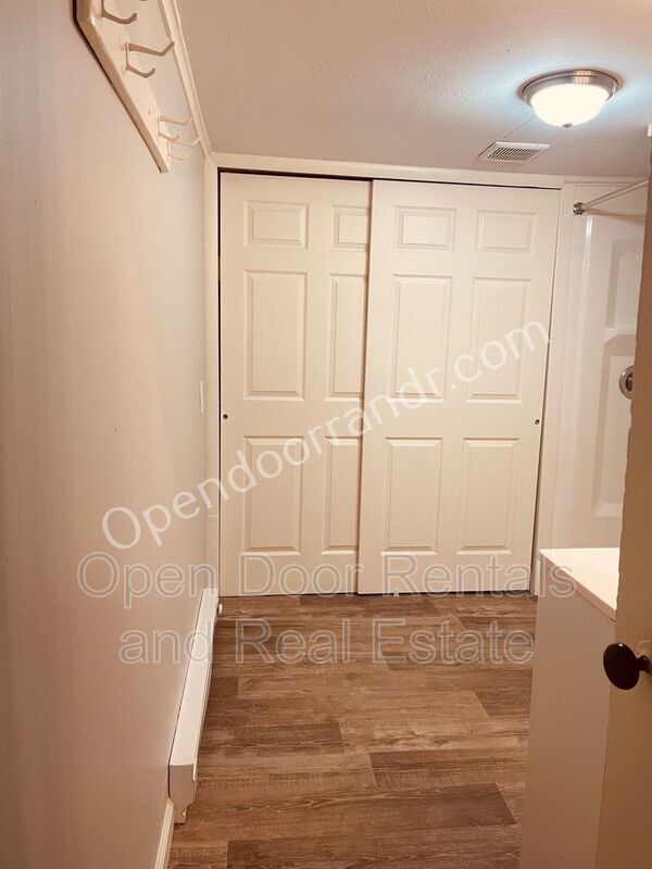 Building Photo - 422 N Riley St