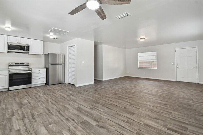 Building Photo - 3605 E Royal Palm Cir