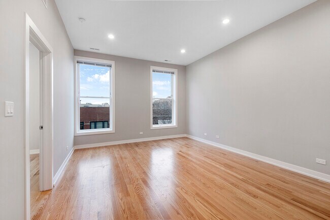 Foto del edificio - 1420 N Milwaukee Ave