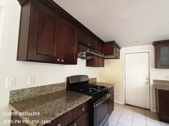 Building Photo - Walnut 3 Bedroom Home