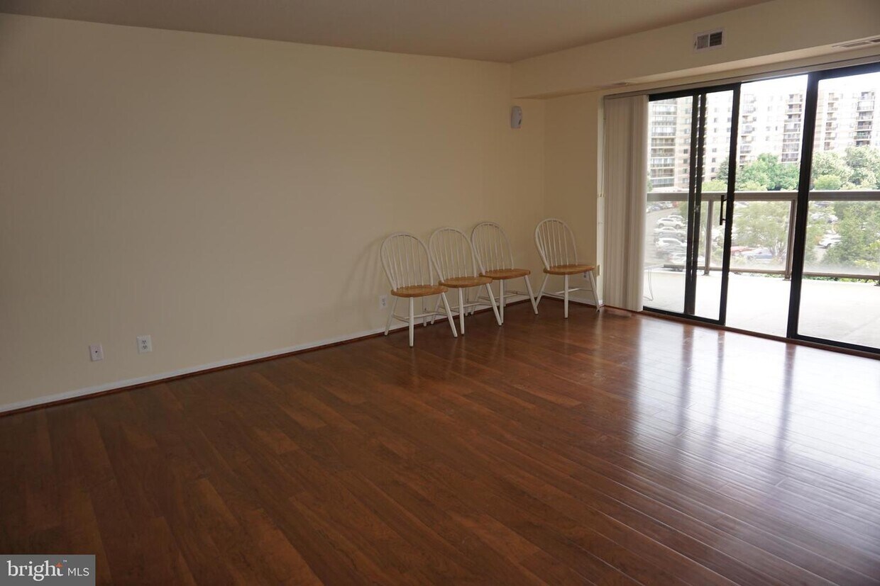 Foto principal - 8350 Greensboro Dr