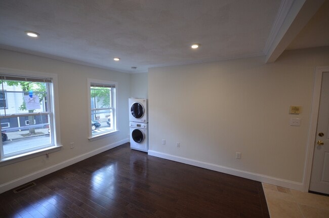 Building Photo - 130 Brooks St