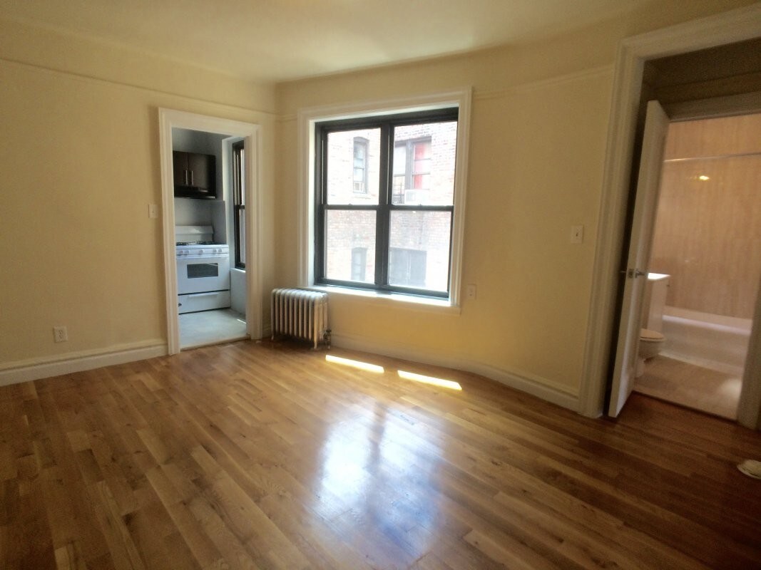 Primary Photo - 34 Seaman Ave