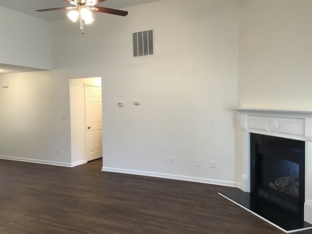 Foto del edificio - 2512 Walnut Tree Ln