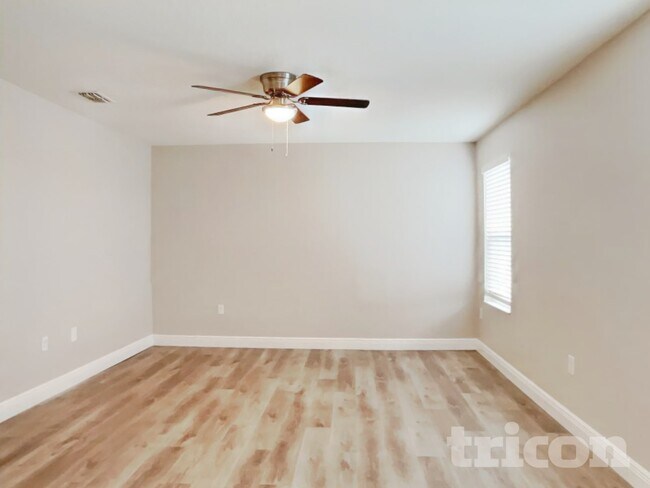 Foto del edificio - 7105 Feather Wood Dr