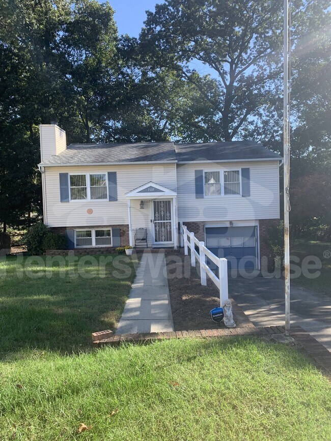 Foto del edificio - 7107 Avesbury Ln