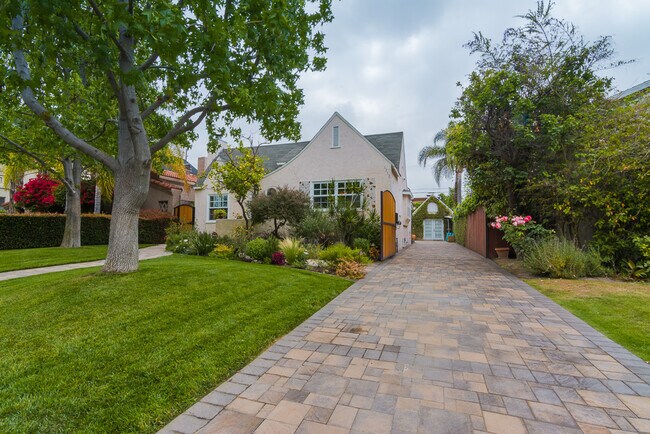 Foto del edificio - Charming 3 Bedroom 2 Bathroom Wilshire Vista Home with Bonus Room, Resort-Style Backyard and Heat...