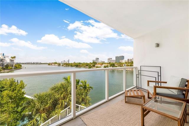 Foto principal - 9821 E Bay Harbor Dr