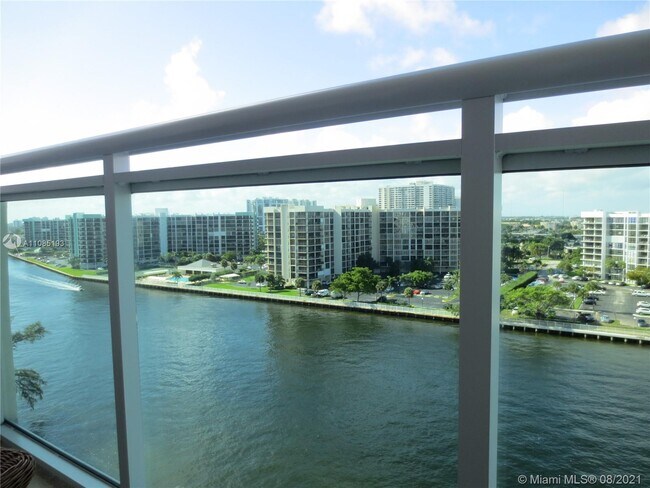Foto del edificio - 3000 S Ocean Dr