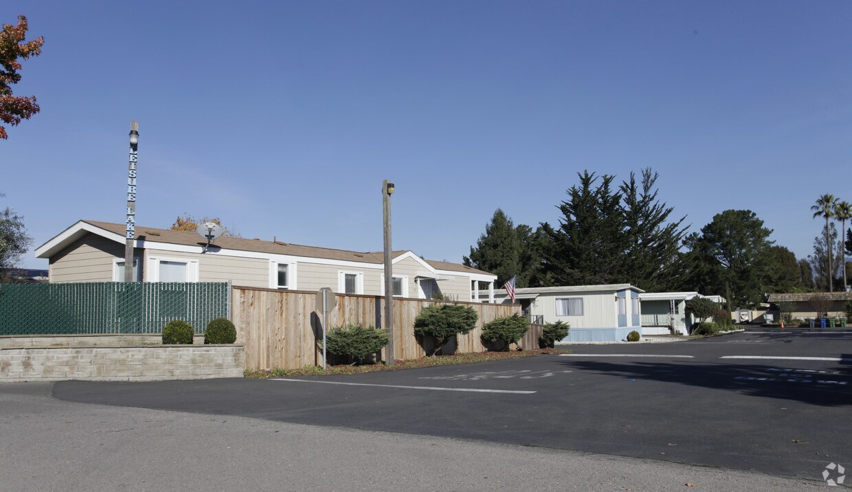 Leisure Lake Mobile Home Park Apartments in Petaluma, CA