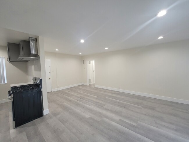 Building Photo - 14609 Saticoy St
