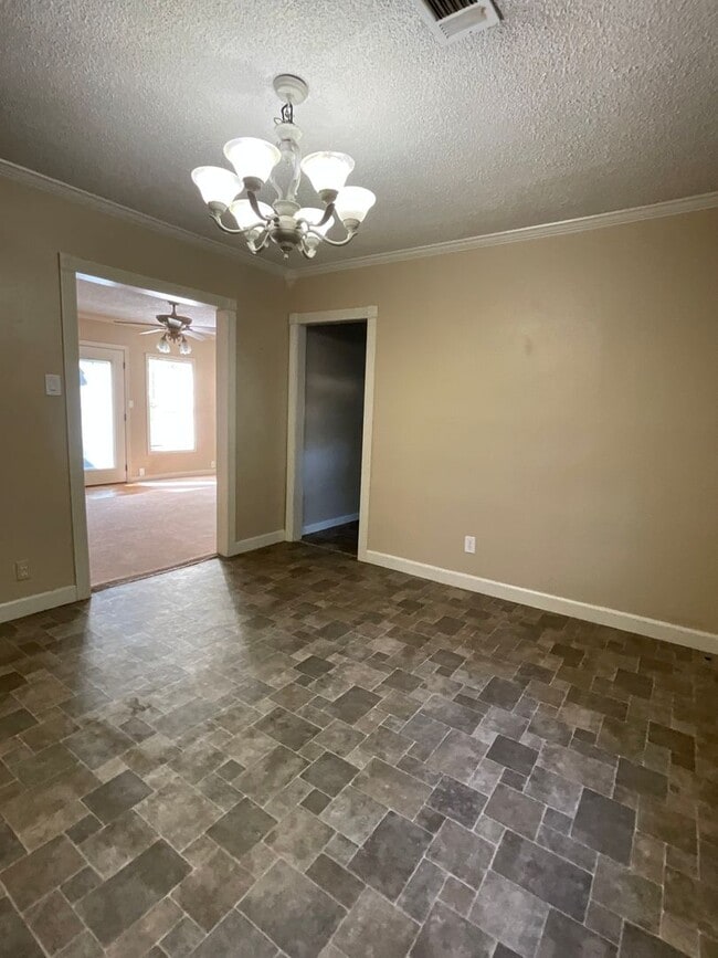 Foto del edificio - 901 Dennis Ave