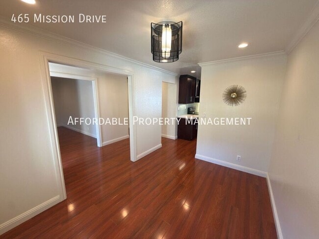 Building Photo - 465 Mission Dr