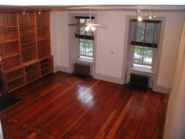 Built in shelves - 3720 Hamilton St