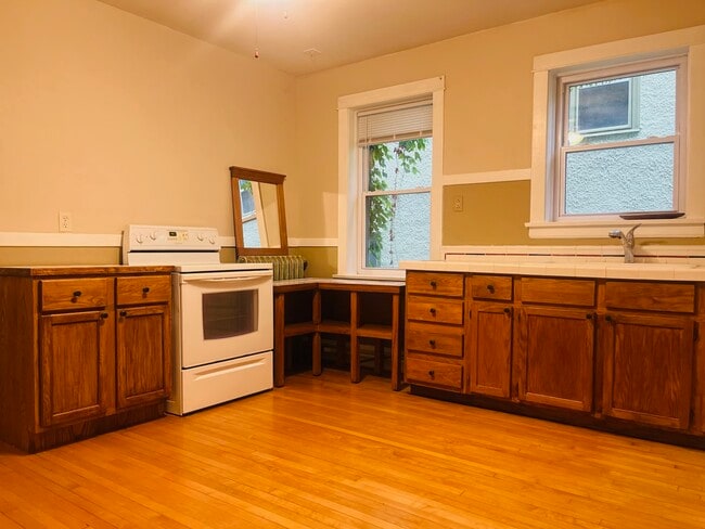Kitchen - 531 S Lombard Ave Apartments