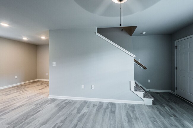 Foto del edificio - 241 Whispering Hills Blvd