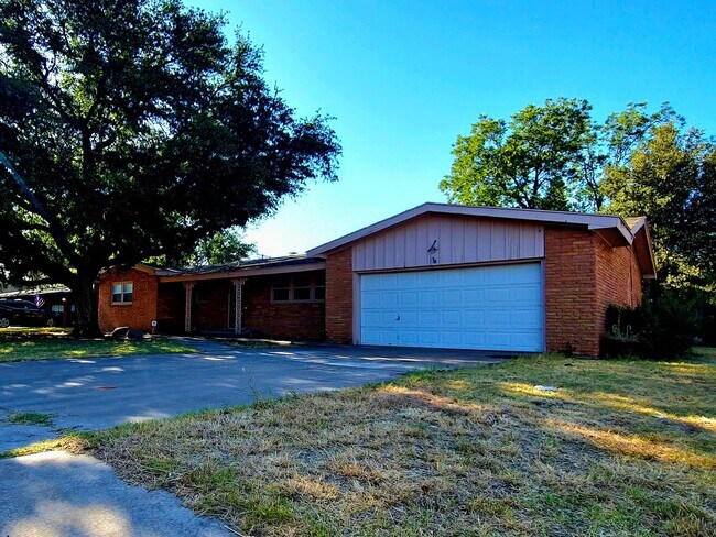 Foto del edificio - Huge 4 bed 2 bath with a sunroom and office