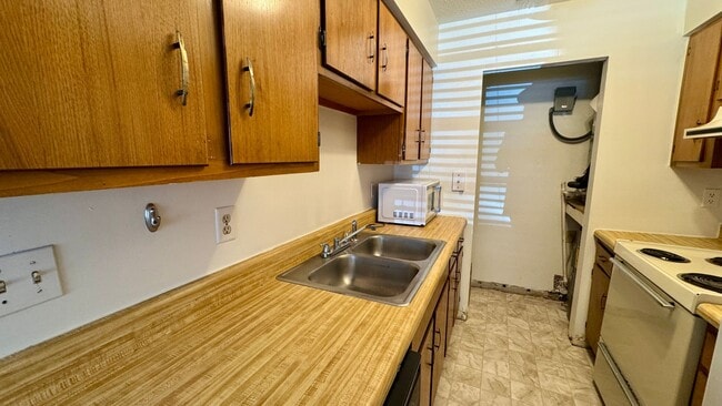 Building Photo - MOVE-IN READY 2BR/2BA CONDO in the NORTHWEST