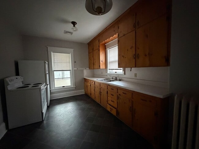 Building Photo - 2216/2218 Memorial Ave SW