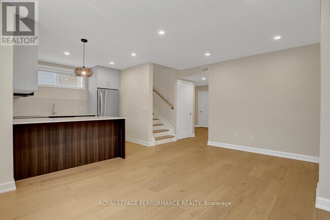 Building Photo - 417 Tweedsmuir Ave