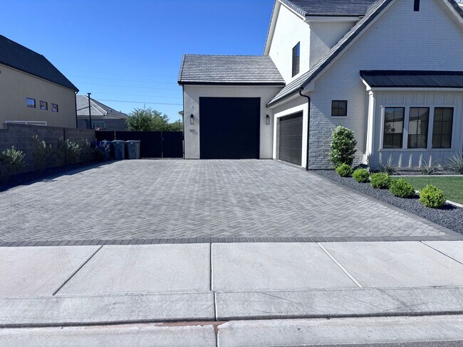 Foto del edificio - Gorgeous 5 bed | 3.5 bath |  Custom Home with RV Garage in Tonaquint!