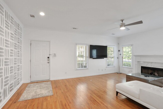 Building Photo - Spacious Grant Park Home