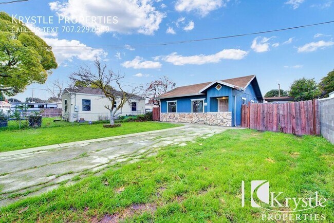 Building Photo - Coming soon! Lovely, centrally located hom...