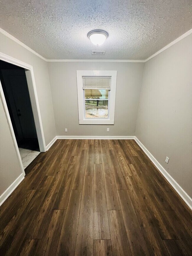 Building Photo - SECTION 8 WELCOMED!!!! GREAT LOCATION!!!!!