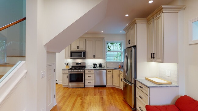 beautifully updated kitchen - 9 Ashton Pl