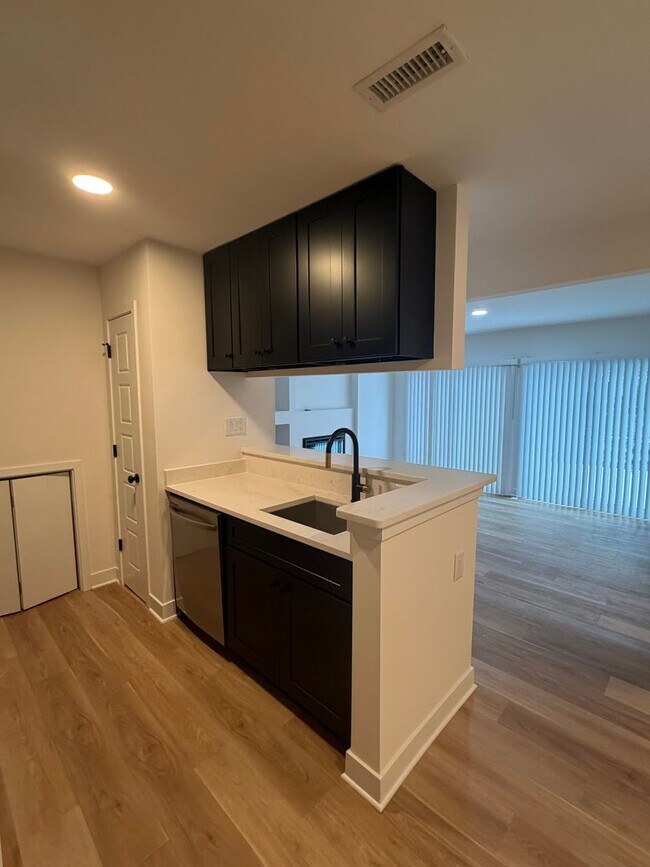 Foto del edificio - Spacious 2 bedroom Condo Uptown Charlotte  .( 500.00 off if you Move in by May 1, 2026)