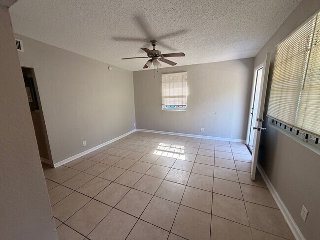 Building Photo - Spacious, updated 3/1 with bonus room and large utility room