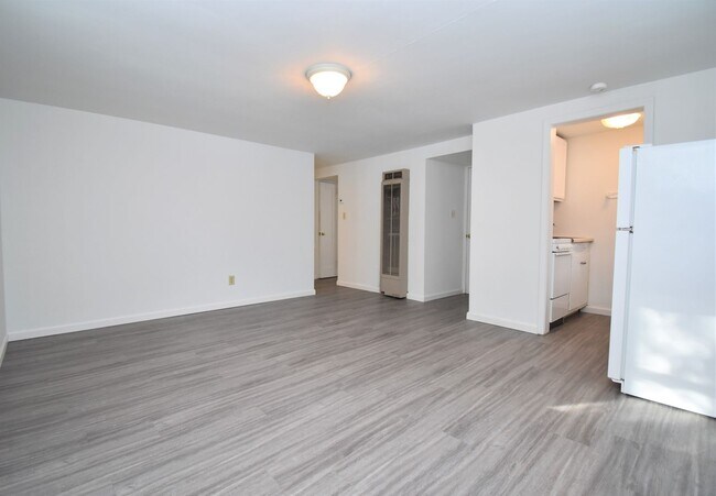 Foto del edificio - Great location, two blocks south of downto...