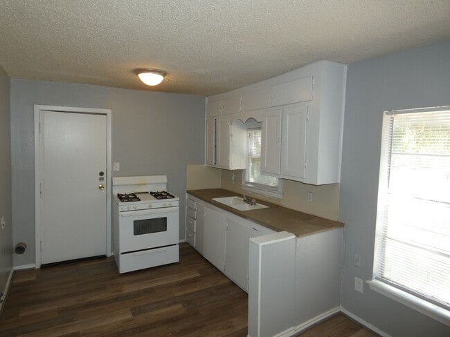 Foto del edificio - 3 bedroom, 1 bath
