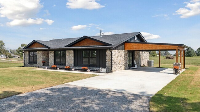 Foto del edificio - REIMAGINED/LIKE NEW...