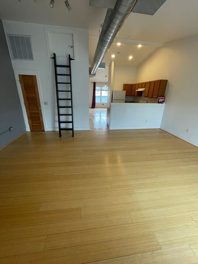 Building Photo - Stylish Studio Available now!