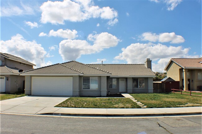 Building Photo - Roomy 4 bedroom home in Hesperia