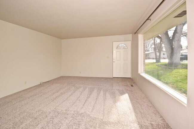 Building Photo - 2 bedroom 1 bathroom duplex close to BSU