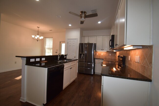 Foto del edificio - "Charming 3-Bedroom Beach House with 2 Ful...