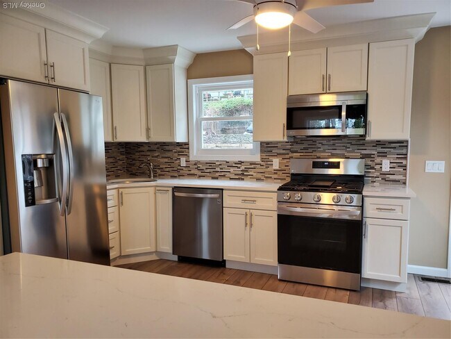 Building Photo - 128 Bayville Ave