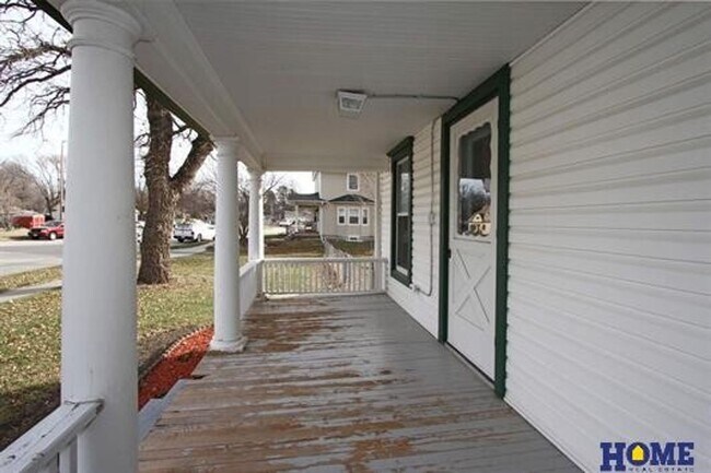 Building Photo - Beautifully Remodeled 3 Bedroom