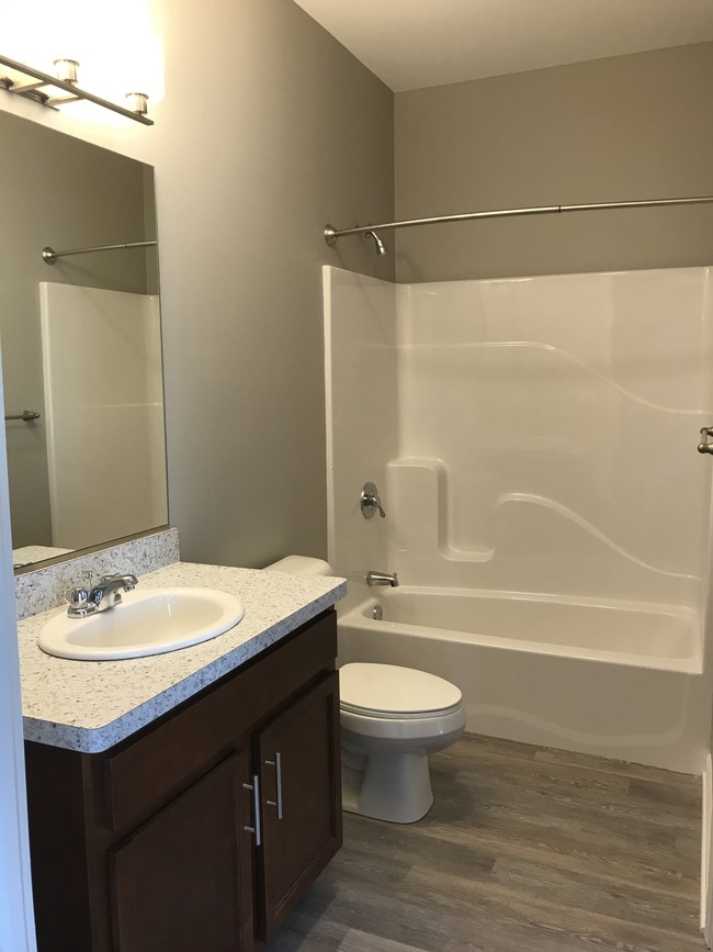 Eagle's Landing - bathroom - Eagle Ridge Circle