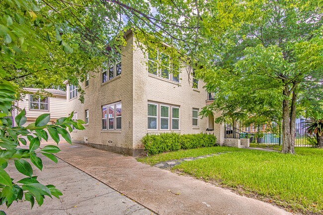 Building Photo - 2422 Truxillo St